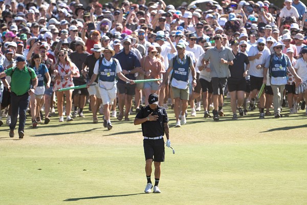 復活優勝を直前にした最終18番で、アンソニー・キムは胸に手を当てた(Charles Laberge/LIV Golf)