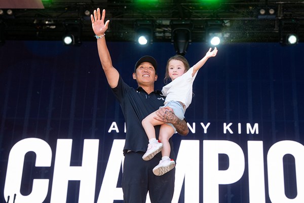 2026年 LIVゴルフ・アデレード 最終日 アンソニー・キム 娘のベラちゃんを抱き抱えて優勝をよろこんだ (Mateo Villalba/LIV Golf)