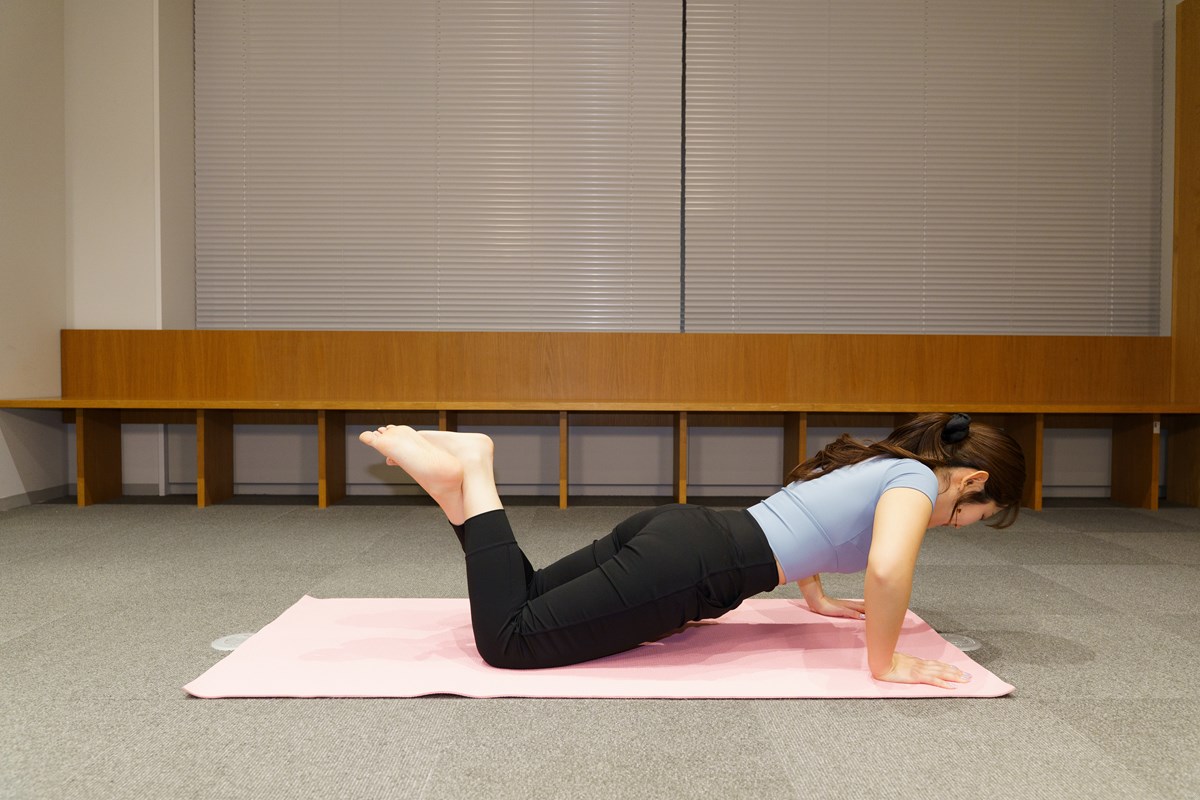 さあ、ひざついてグイッとプッシュ！当たり負けしないインパクトづくり／冬の飛距離UPブートキャンプVol.4 ひざを曲げながら体を下ろす