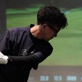 トラックマンでの計測数値では、ゼロフィットのインスパイラルグローブだと普段とほぼ変わらず。他の濡れたグローブの場合も試したが、キャリーに影響、ボールが左右に暴れる傾向も