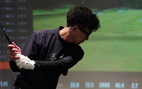 イオンスポーツ特集 トラックマンでの計測数値では、ゼロフィットのインスパイラルグローブだと普段とほぼ変わらず。他の濡れたグローブの場合も試したが、キャリーに影響、ボールが左右に暴れる傾向も