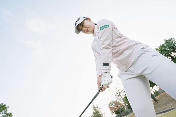 西郷真央が愛用する理由はどこに？ バケツの水に突っ込んで“濡れたグローブ”の実力を試してみた