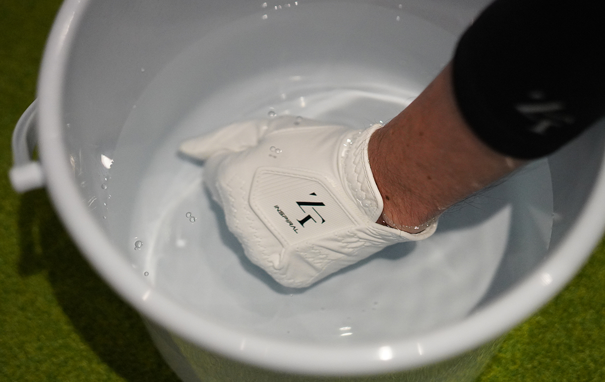 雨を想定してグローブをずぶ濡れに。過酷な条件をゼロフィットのインスパイラルグローブはどうクリアするのか