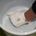 雨を想定してグローブをずぶ濡れに。過酷な条件をゼロフィットのインスパイラルグローブはどうクリアするのか