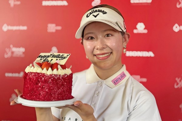 2026年 ホンダ LPGAタイランド 3日目 吉田鈴 吉田鈴に大会からバースデーケーキのプレゼント