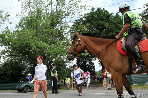 2011年 ウェグマンズLPGAチャンピオンシップ 2日目 乗馬警官＆上田桃子 やっぱり、びっくりしますよね