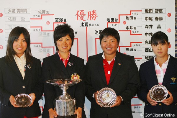 2011年 日本女子アマチュアゴルフ選手権競技 最終日 （左から）堀奈津佳、比嘉真美子、チヒロ・イケダ、佐伯珠音 （左から）堀奈津佳、比嘉真美子、チヒロ・イケダ、佐伯珠音。マッチプレーで勝ち上がった上位4名の選手が表彰式に出席した