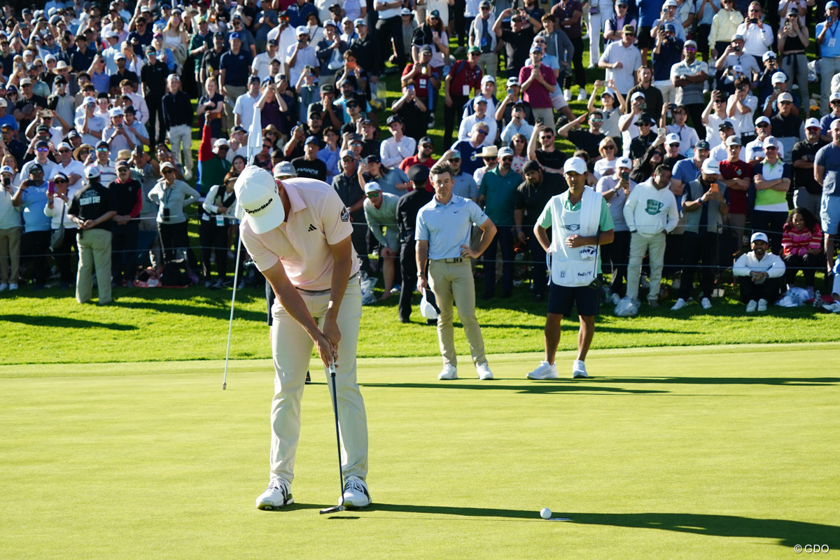 ロリー・マキロイ（右）との最終組対決で逃げ切った