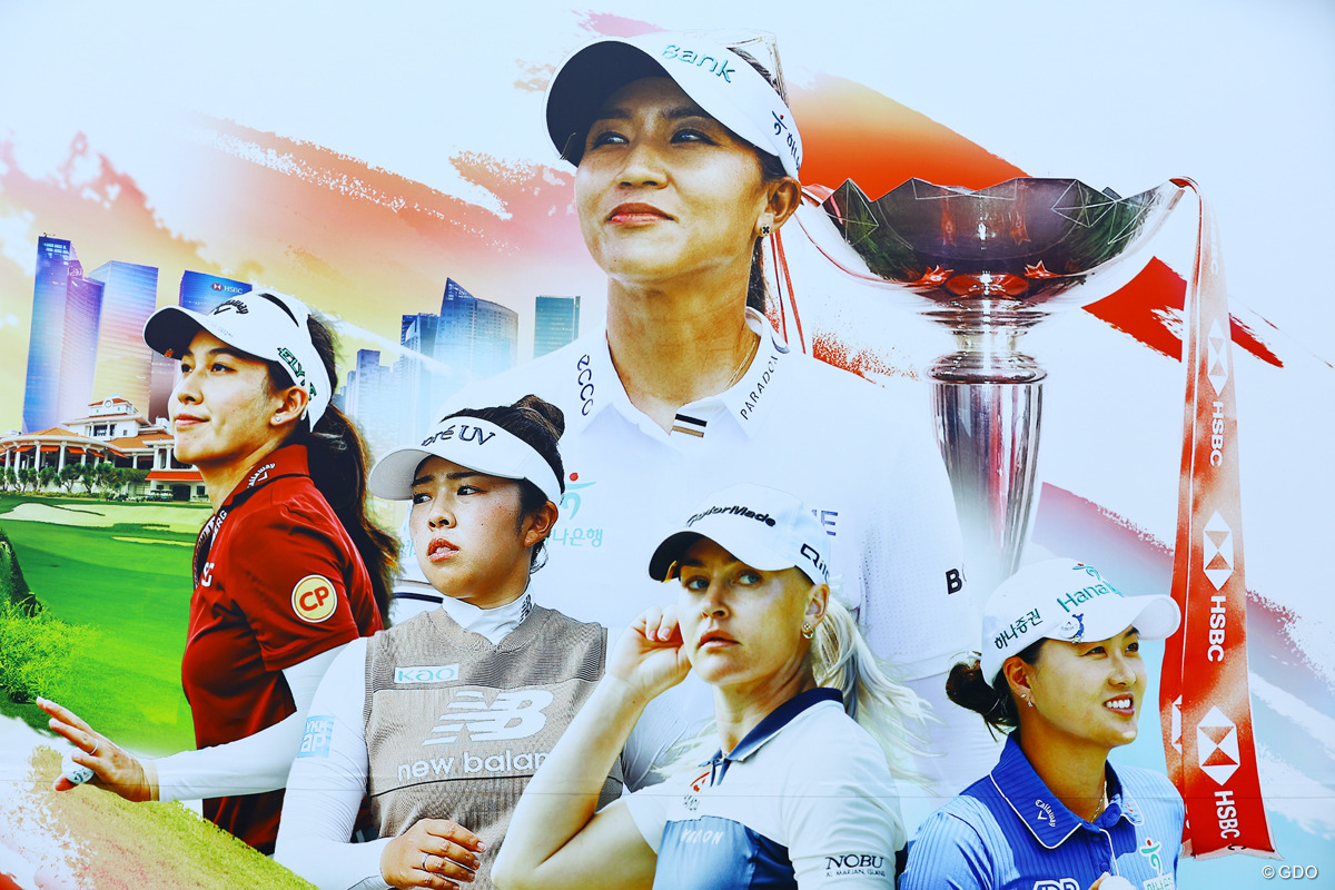 会場のあちこちに顔が映った看板が設置されている