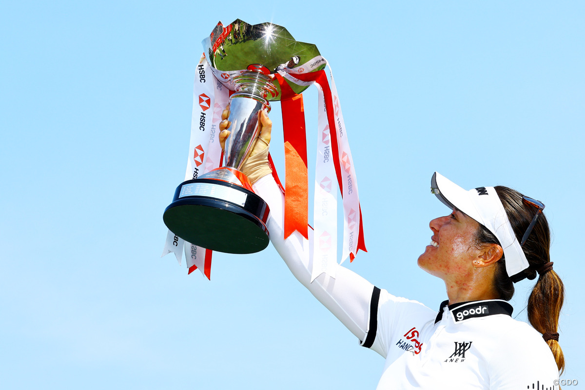 誇らしげにカップを掲げる 2026年 HSBC女子世界選手権 最終日 ハンナ・グリーン