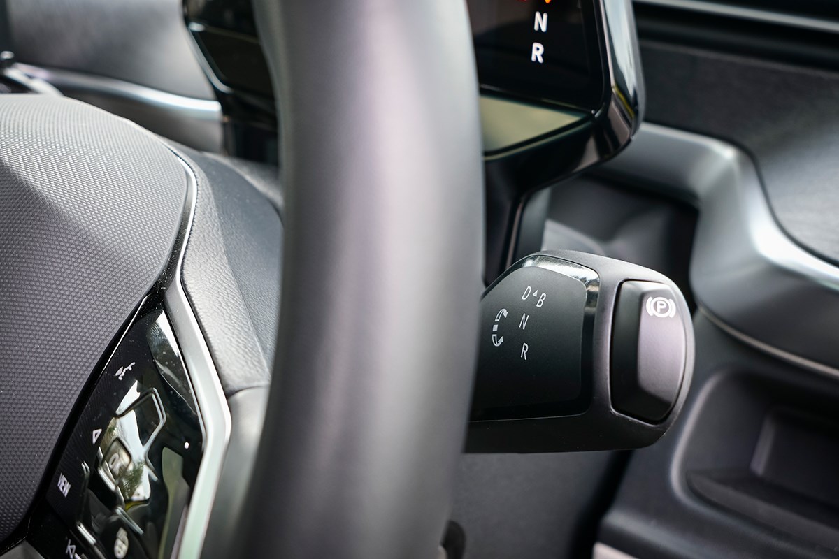 クルマはゴルフギアである コラムから生えるレバーでシフトを行う。回生ブレーキの度合いも選べる