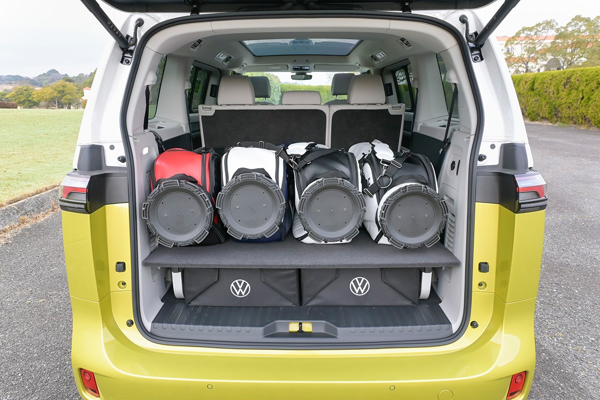 クルマはゴルフギアである ツアー型キャディバッグ4個を積んだ状態