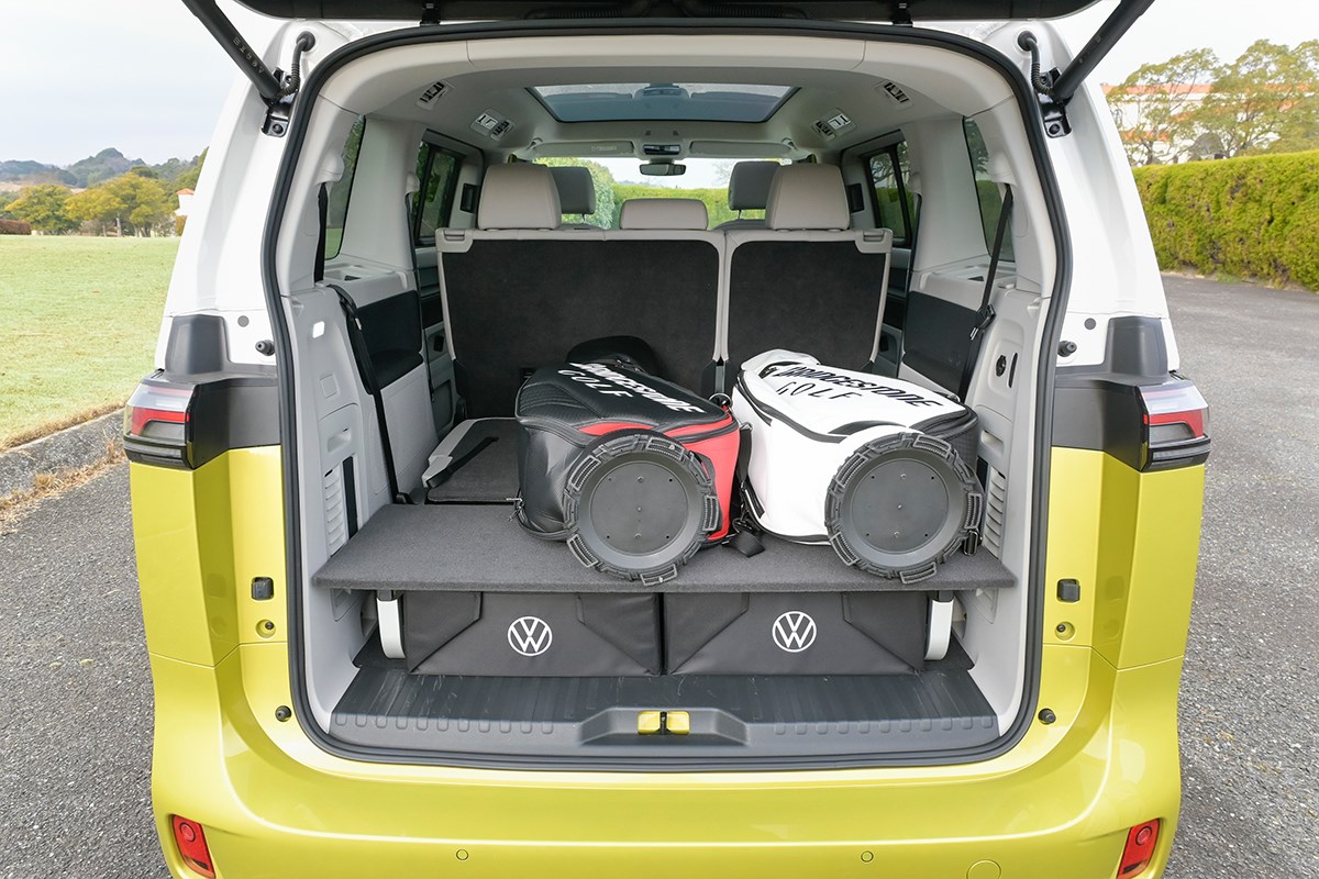 クルマはゴルフギアである ツアー型キャディバッグ2個を寝かせて縦に積んだ状態