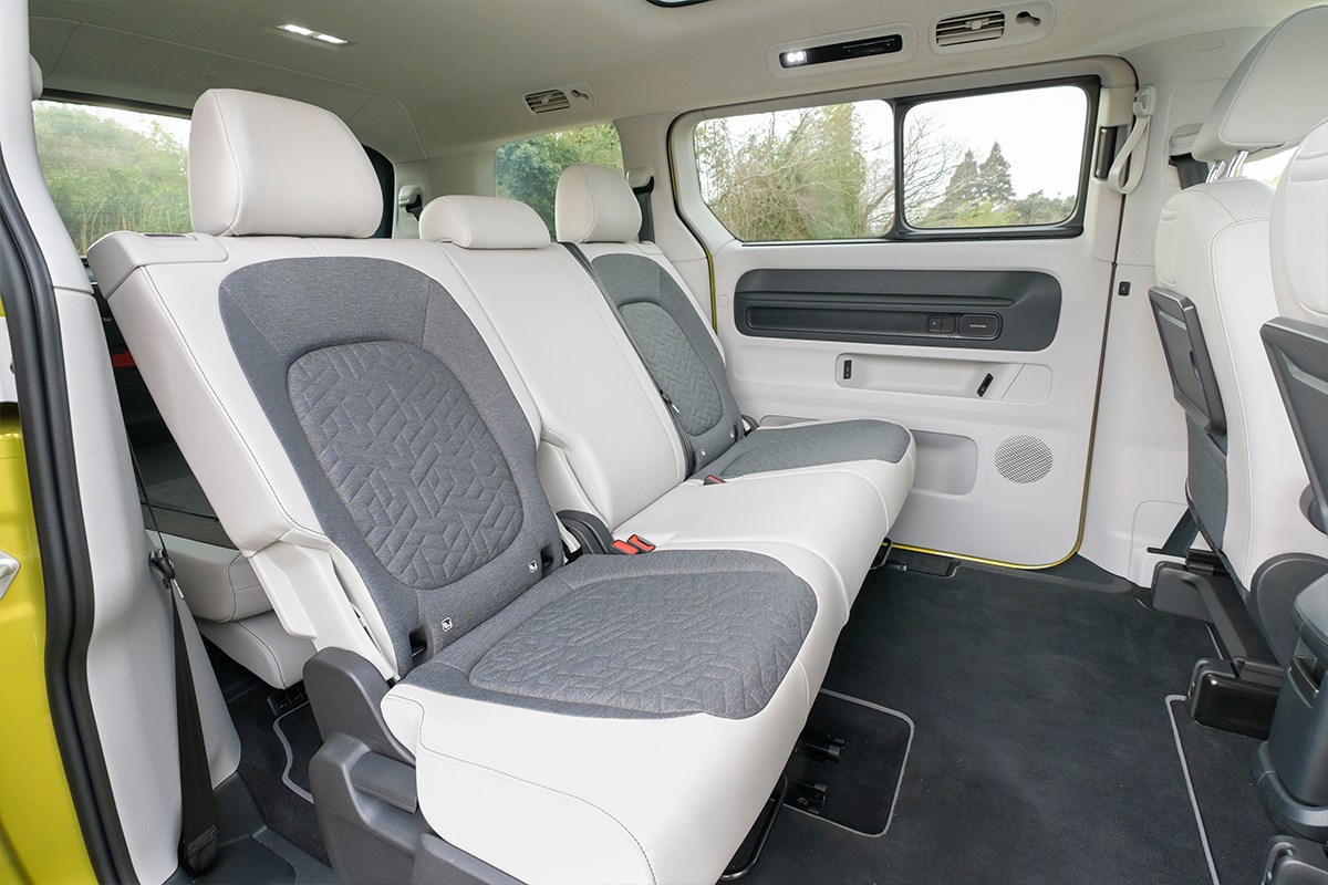 クルマはゴルフギアである ゆったりくつろげる2列目シート（写真はプロ ロングホイールベースのもので3人掛け）