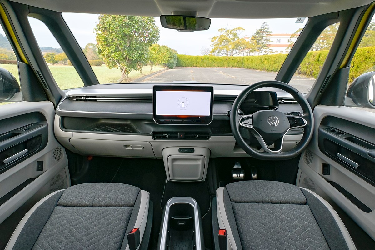 クルマはゴルフギアである 運転席周りはメインモニターが鎮座するシンプルなレイアウト