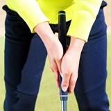 両手別々の意識で打ってみて! パッティングは右手で“押し”て、左手で“引く” 伊藤愛華