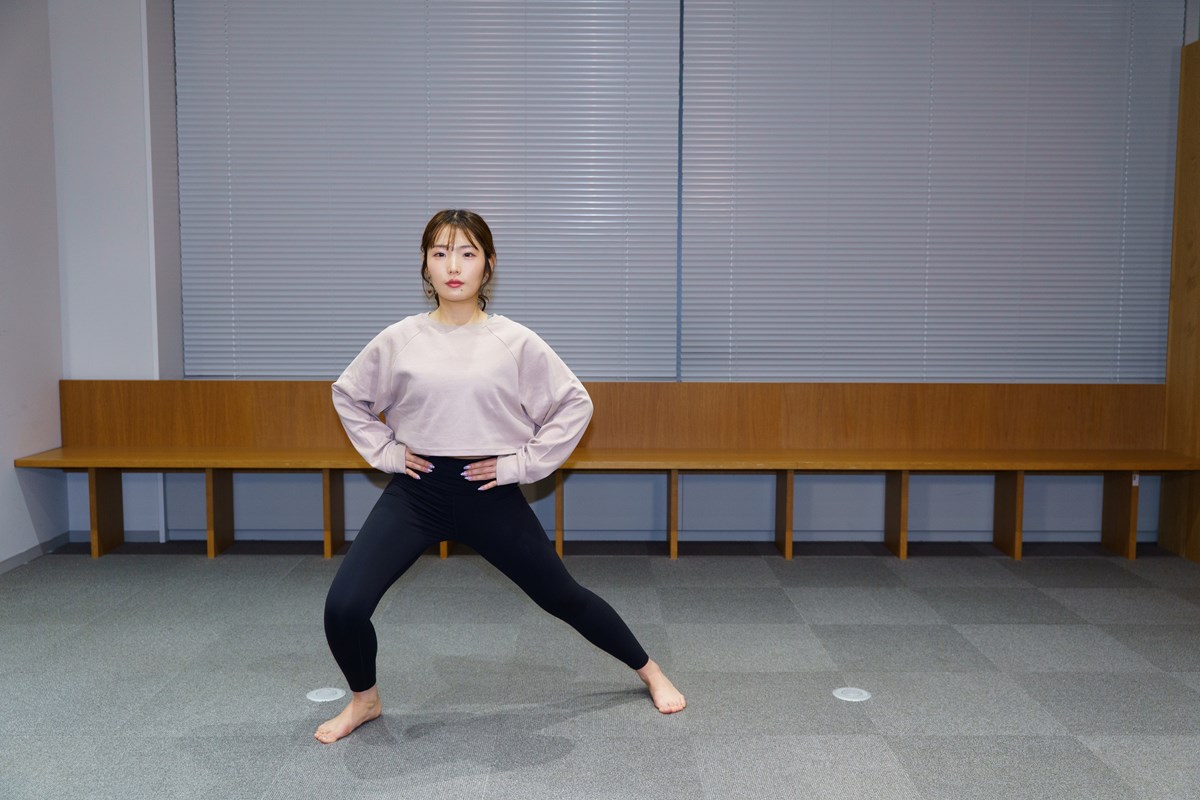 ヘッドスピードの源は足元から！地面反力を引き出す“踏み込み”トレ／冬の飛距離UPブートキャンプVol.5 片足を横へ踏み出し、地面を押すイメージで着地する
