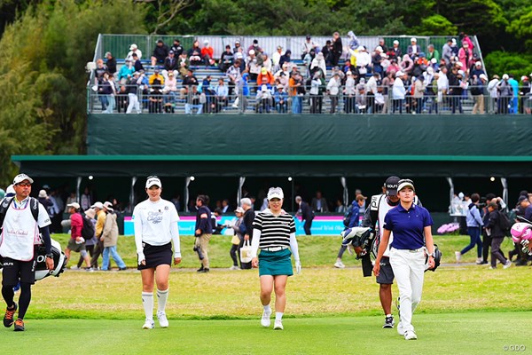 国内女子ツアーが沖縄で開幕。佐久間朱莉、岩井千怜、菅楓華が入る最終組がスタートした