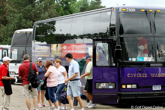 大きなバスが近くの駐車場からギャラリーたちを運んでくる 2011年 ウェグマンズLPGAチャンピオンシップ 最終日 ギャラリーバス