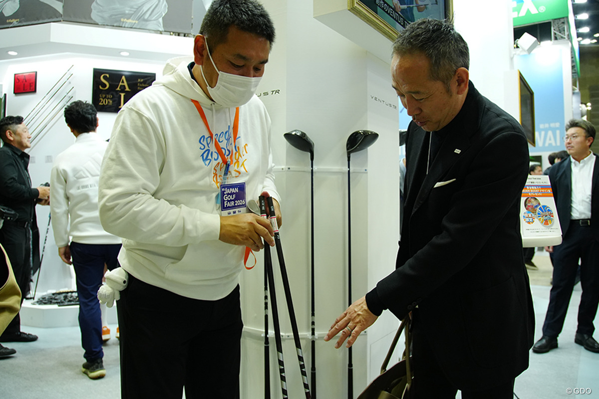 フジクラのブースで製品の説明を受けるS部長 2026年 ジャパンゴルフフェア 藤倉コンポジット