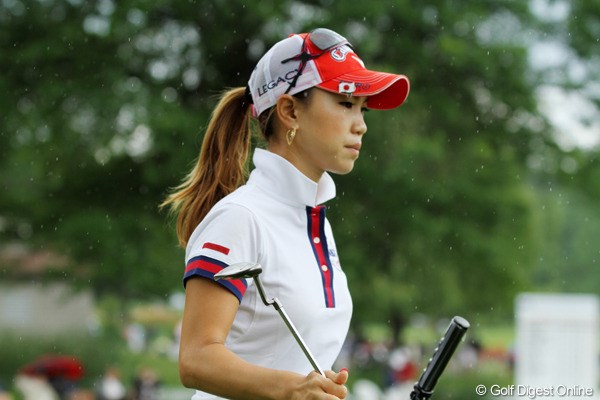 2011年 ウェグマンズLPGAチャンピオンシップ 最終日 上田桃子 最終日、晴れの予報にも関わらず雨が降った。苦しいゴルフをしている選手には涙雨か…
