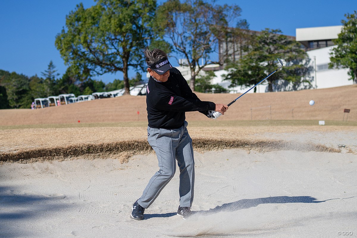 バンカーのキモは「ヘッドの入る位置＞打ち方」【藤田寛之アプローチのレシピ#17／バンカーショットの基本】 爆発したパワーで球が上がる