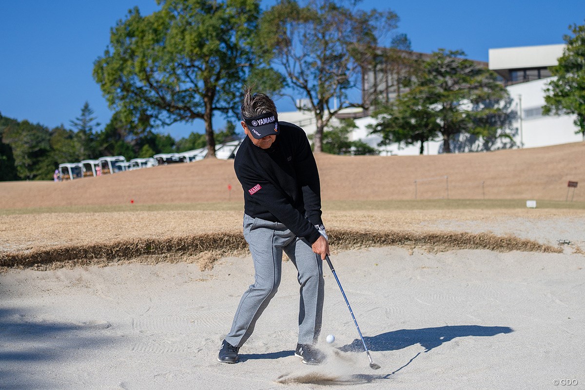 バンカーのキモは「ヘッドの入る位置＞打ち方」【藤田寛之アプローチのレシピ#17／バンカーショットの基本】 バウンスを使って砂を爆発させる