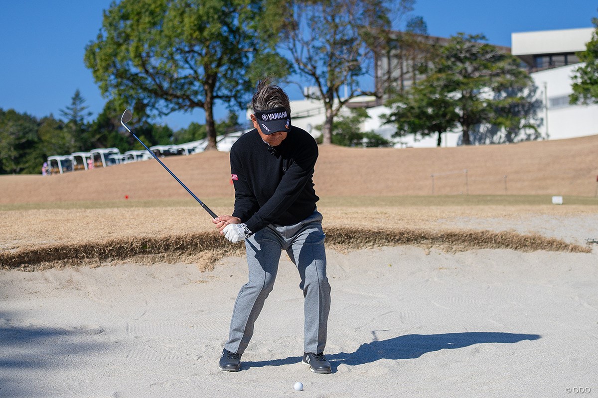 バンカーのキモは「ヘッドの入る位置＞打ち方」【藤田寛之アプローチのレシピ#17／バンカーショットの基本】 通常のショットよりは鋭角にクラブが下りる