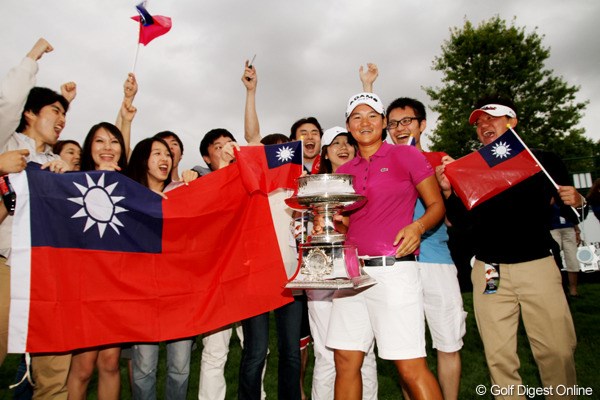 2011年 ウェグマンズLPGAチャンピオンシップ 最終日 台湾人ファン 表彰式の後、台湾人のファンイ囲まれて記念撮影に収まるヤニ