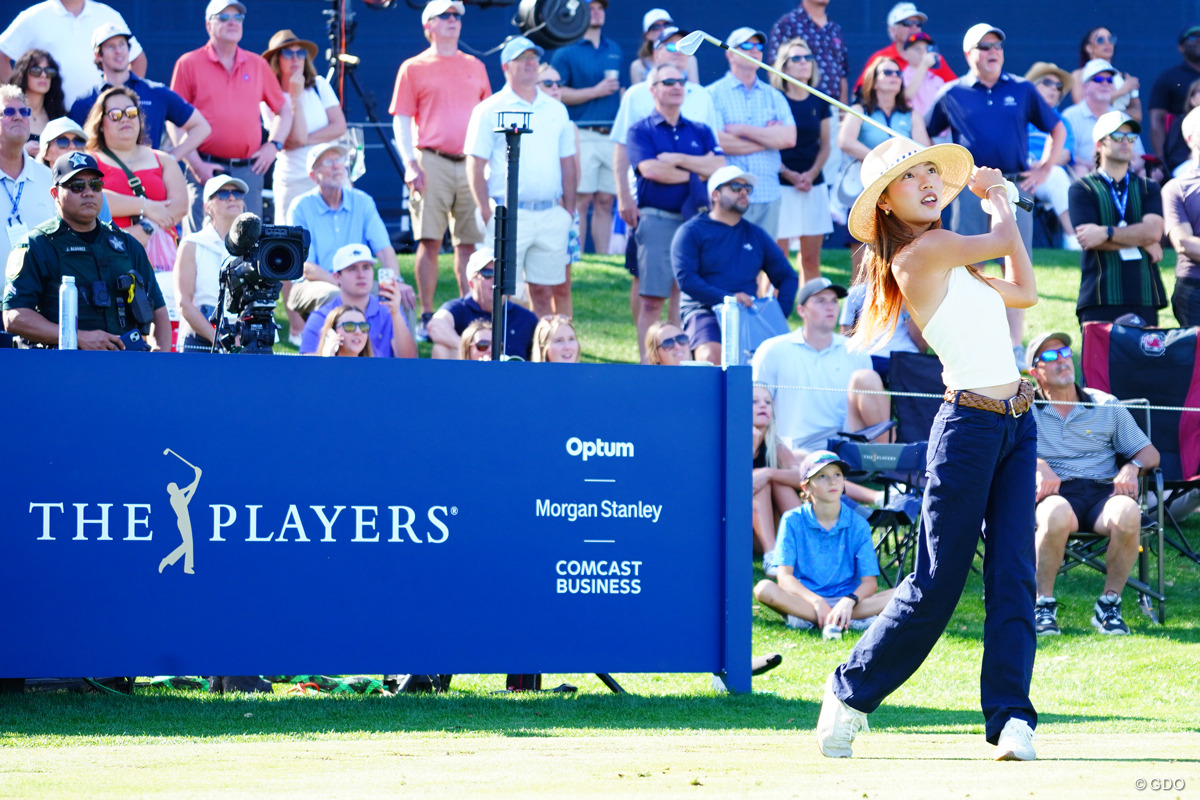 久常涼の恋人、松山英樹のキャディもショット 名物パー3で“キャディ”がニアピン対決