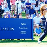 久常涼の恋人、松山英樹のキャディもショット 名物パー3で“キャディ”がニアピン対決