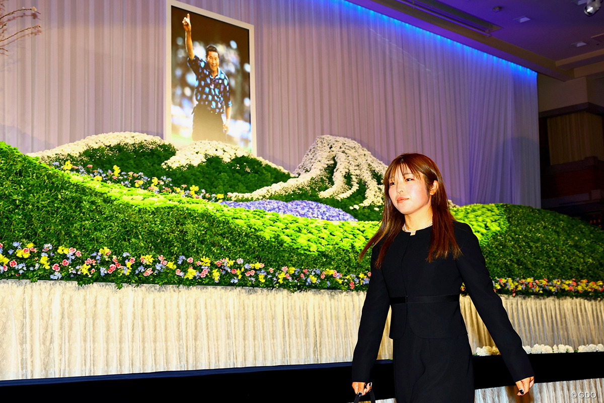 「少しでも近づけるように」「男の中の男」 佐久間朱莉、石川遼らが尾崎将司さんに献花