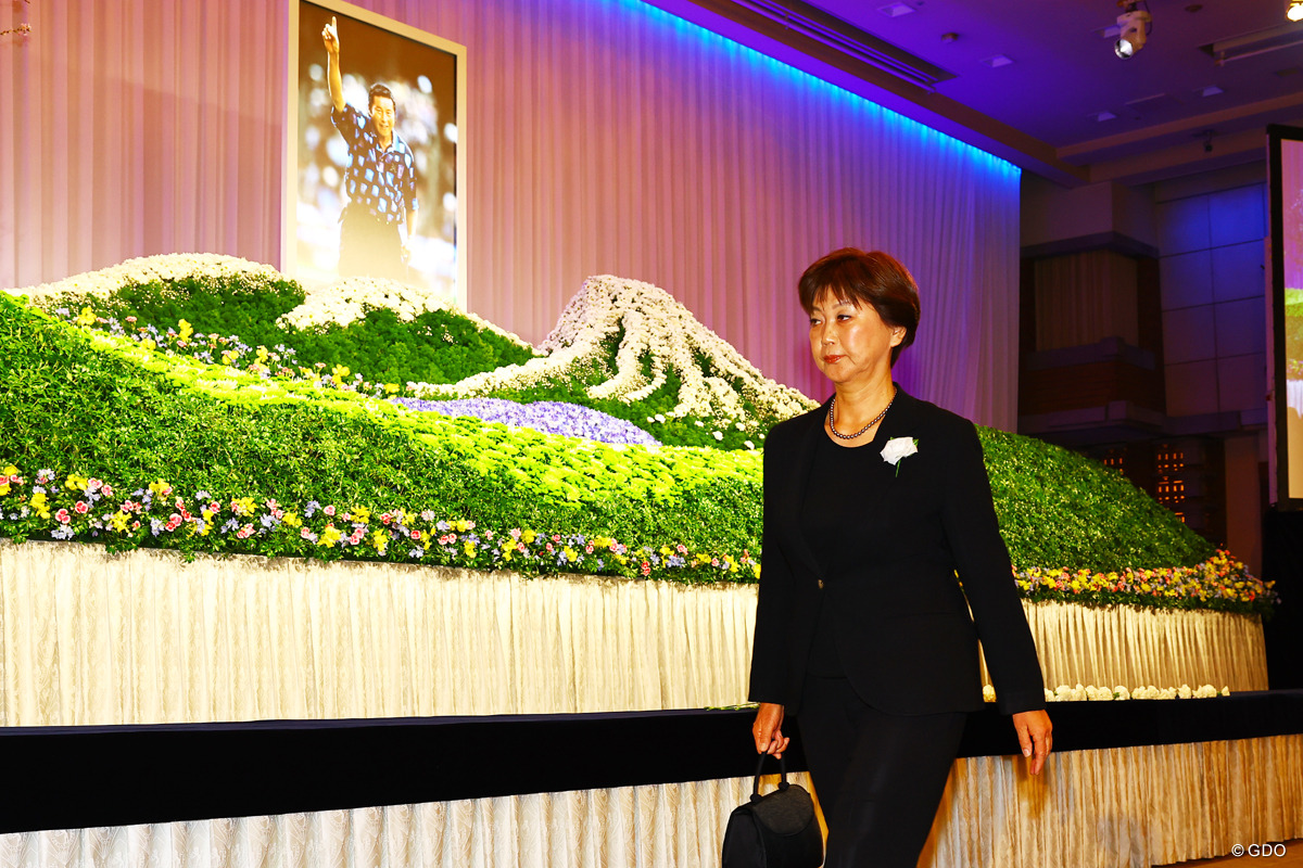 小林浩美JLPGA会長も献花 2026年 尾崎将司さん「お別れの会」 小林浩美