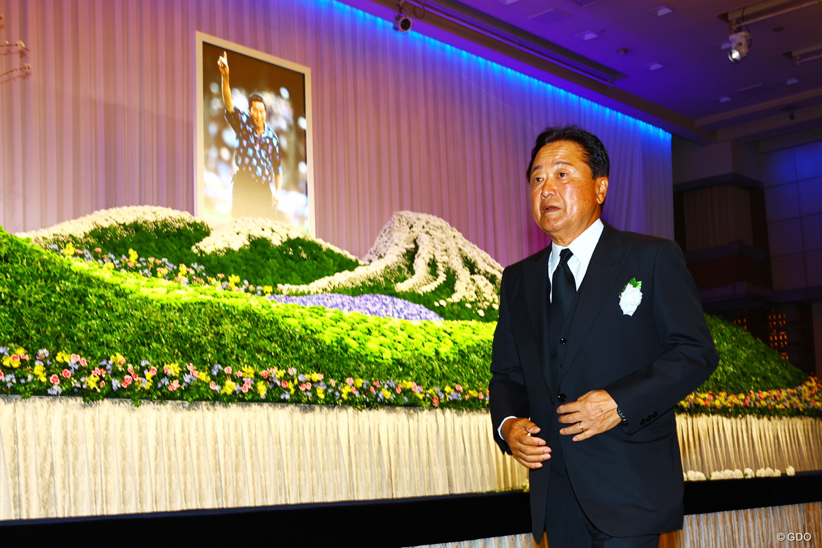 尾崎将司さんと長く優勝を争った倉本昌弘も献花 2026年 尾崎将司さん「お別れの会」 倉本昌弘