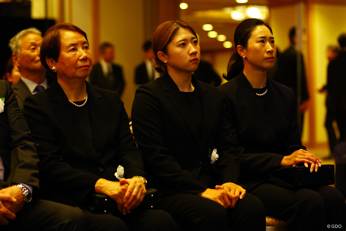 尾崎将司さんに師事していた泉田琴菜（中央）と木戸愛（右） 2026年 尾崎将司さん「お別れの会」 泉田琴菜 木戸愛