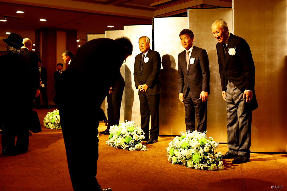 思いを共にする参列者たちにあいさつ 2026年 尾崎将司さん「お別れの会」 青木功