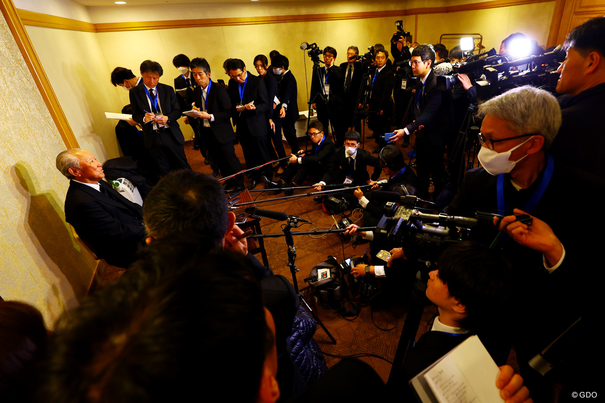 大勢の報道陣に囲まれて 2026年 尾崎将司さん「お別れの会」 青木功