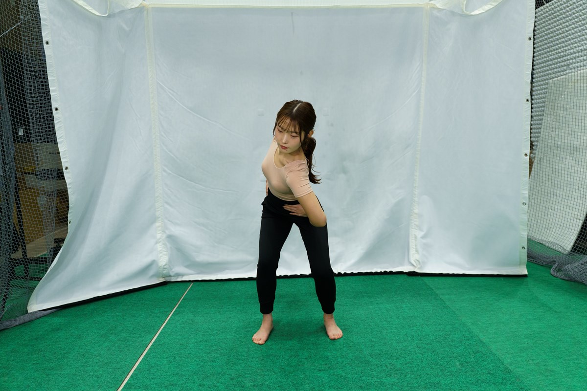 ねじって溜めて…右向け右っ！地面反力で回転力を引き上げる／冬の飛距離UPブートキャンプVol.6 体を右側にねじる