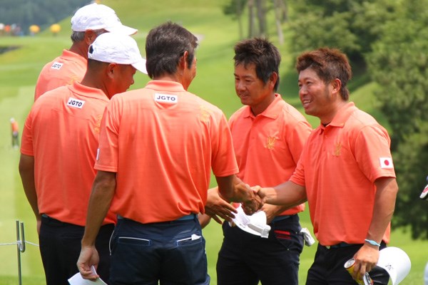 2011年 ミリオンヤードカップ 初日 藤田寛之 松村道央 相手に5打差をつけて圧勝した藤田＆松村組はホールアウト後チームメートと笑顔で握手