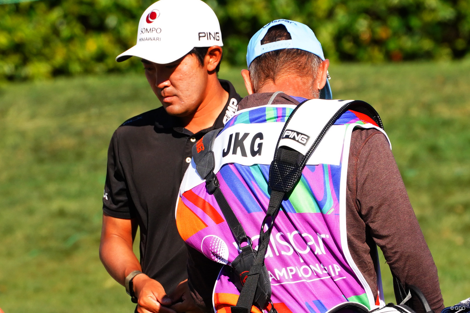 キャディのビブスに「JKG」の文字 2026年 バルスパー選手権 2日目 金谷拓実