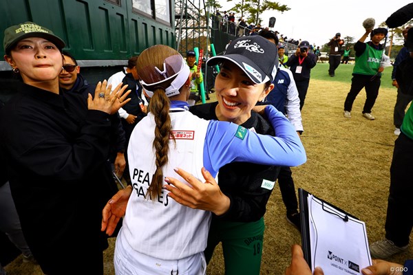 2026年 Vポイント×SMBCレディスゴルフトーナメント 最終日 笠りつ子 大勢の選手が出迎えた