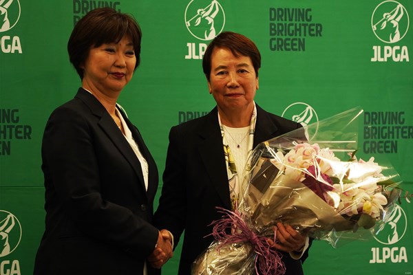 樋口久子氏（右）が80歳定年で日本女子プロゴルフ協会の顧問を退任。健康長寿の秘訣はゴルフ？
