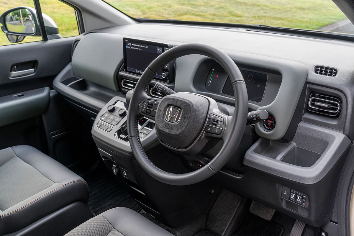 キャディバッグ積載量調査 フリードの運転席周り