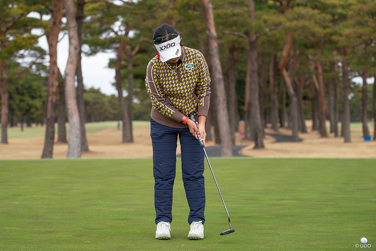 小学校4年生から続けるクロスハンドグリップの利点とは【青木瀬令奈のThe Putting World#7】 最後まで低く長くヘッドを出せる