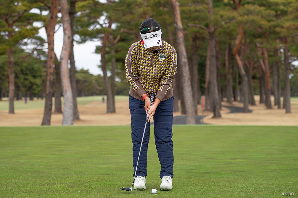 小学校4年生から続けるクロスハンドグリップの利点とは【青木瀬令奈のThe Putting World#7】 左手の人差し指は伸ばしている