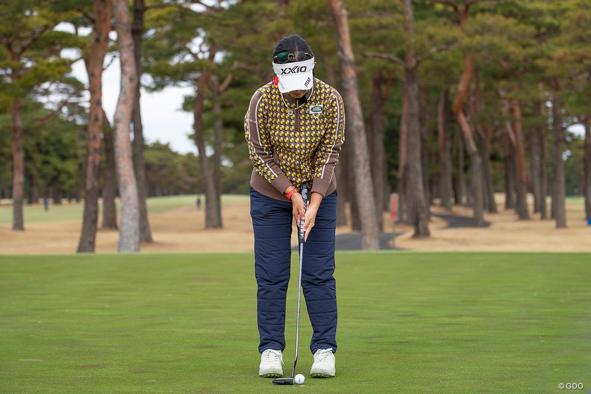 小学校4年生から続けるクロスハンドグリップの利点とは【青木瀬令奈のThe Putting World#7】 ハンドファースト具合は状況による