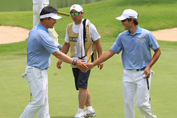 2011年 韓日プロゴルフ対抗戦 ミリオンヤードカップ 2日目 Y.E.ヤン、キム・キョンテ 最終組でラウンドしたY.E.ヤンとキム・キョンテ。2日間を通じて唯一の2連勝ペアとなった