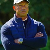 タイガー・ウッズが自宅近くで自動車の横転事故を起こし逮捕