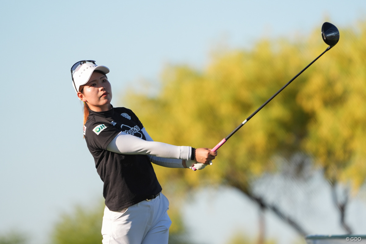 薄暗くなった最終ホールでバーディ締め 櫻井心那は「耐えて」決勝へ