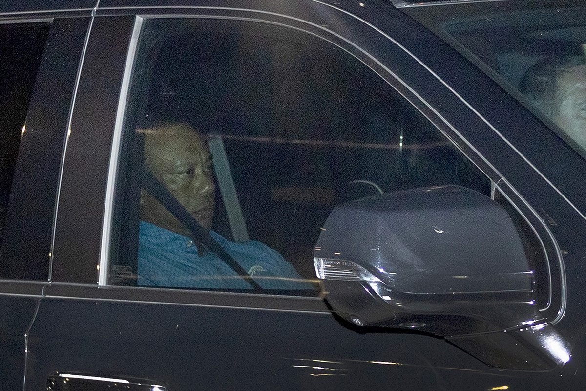 午後11時ごろに釈放されたタイガー・ウッズ (Joe Raedle/Getty Images) 2026年 タイガー・ウッズ